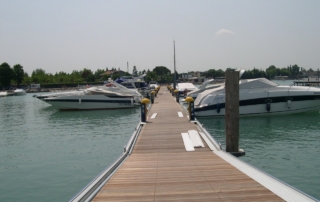 11- colonnine Lucciola su pontili alluminio